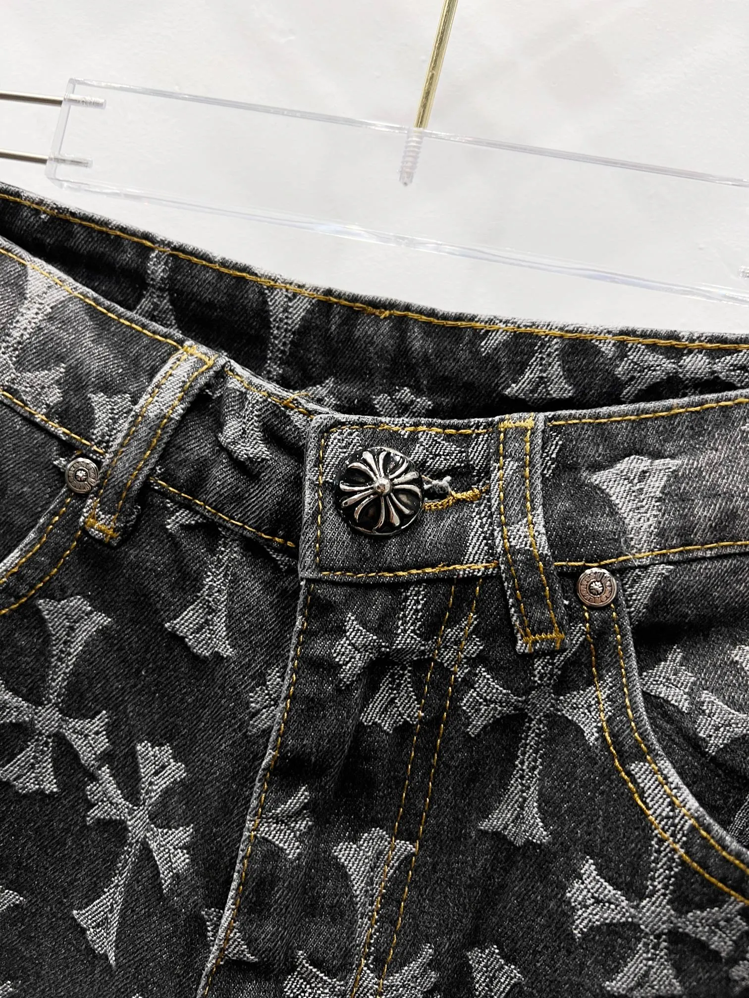 P230 Style No.: (r044) Chrome Hearts double-sided full logo jacquard dark pattern heavy-duty all-over printed cross jeans. The same style as the Internet celebrity star's cross-printed denim jacket. The unique cross design elements and all-over printing are full of design. It is made of 100% denim cotton fabric with heavy coarse yarn count, which ensures a stiff and tough silhouette while being soft, comfortable and breathable. The lapel is designed with silver buttons and is full of texture. The classic white cross logo is all over the dress, making it a perfect versatile style for spring and summer! Customized jacquard fabric, you can wear it in various styles. This gender-neutral shirt is a must-have for nightclubs. It can be worn as a jacket for both men and women. It can be easily worn by both men and women! The original loose version is made of high-quality pure cotton fabrics. The fabric pattern is high-definition and delicate without burrs. It is comfortable and breathable to wear. All the buttons are molded and customized. It is casual and fashionable and can be matched with any bottoms. It can be windproof and sunproof in spring and summer. It can be worn outside in autumn and winter! Easily concave shape makes you look slimmer and taller, perfect for both men and women! Customized main label, accessories, fully washable, whole body wiring, quality control, no heads!  Luxurious dark high street, Hollywood's luxury brand, 22SS's latest couple's leather cross short-sleeved T-shirts, all reflect their own unique style! Made of thick black cotton, goatskin appliqués, hand-sewn custom metal hardware, and silicone varnish printing, multiple materials collide to create a unique texture. It also incorporates ChromeHearts medieval-style Sanskrit fonts and classic horseshoes, creating a unique and charming dark texture under the graceful arcs and all-black shadows, full of artistic sense!